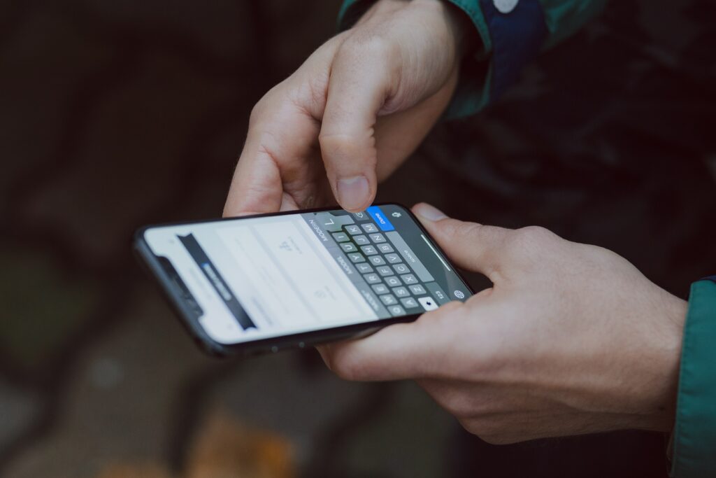 Hombre digitando una orden de trabajo